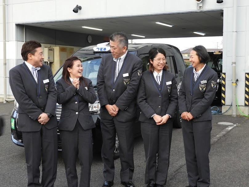 ドライバー同士が笑顔で情報共有し、支え合っている職場の風景