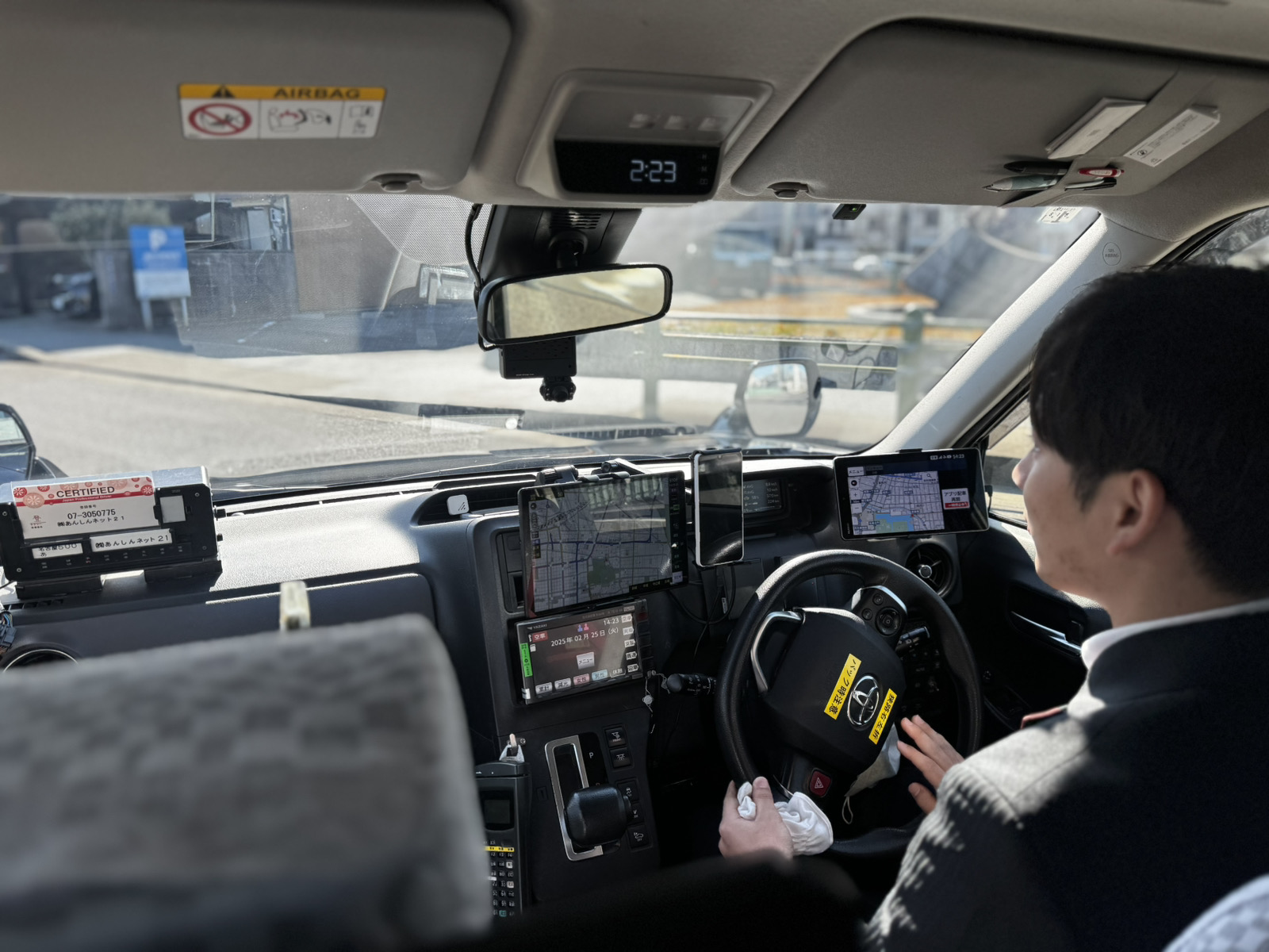 国際大会に向けて選手や関係者の移動を支えるタクシー送迎の様子