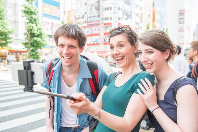 名古屋を観光する外国人観光客